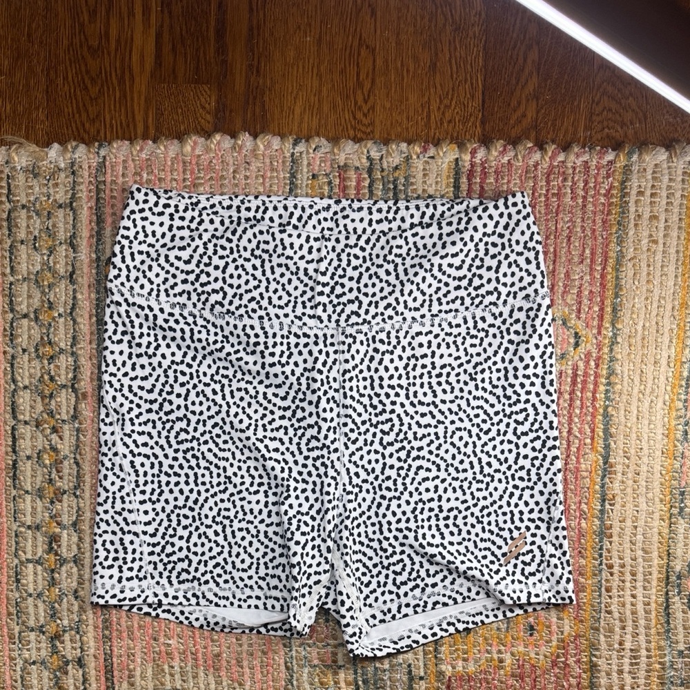 DOYOUEVEN White and Black Athletic Shorts - Picture 3 of 4